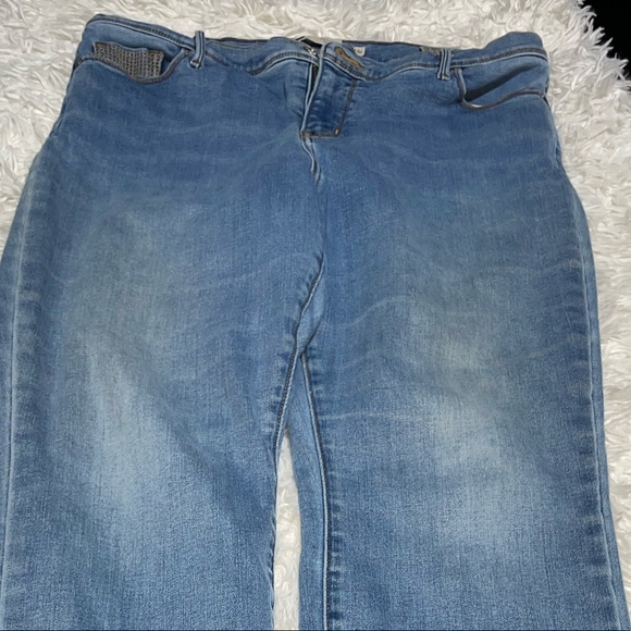 Women’s Levi 512 Jeans - Picture 3 of 5
